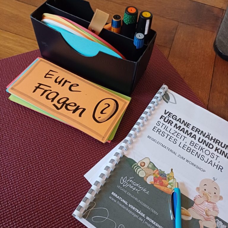 Foto: Moderationskarten, Stifte und ein Reader liegen auf dem Fußboden. Moderationskarte mit Aufschrift: Eure Fragen?